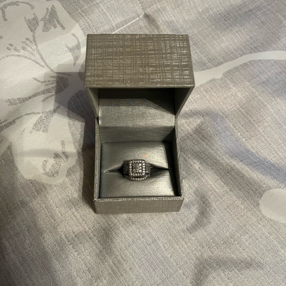 BEAUTIFUL ZALES WEDDING RING SET SIZE 5 - Picture 7 of 11